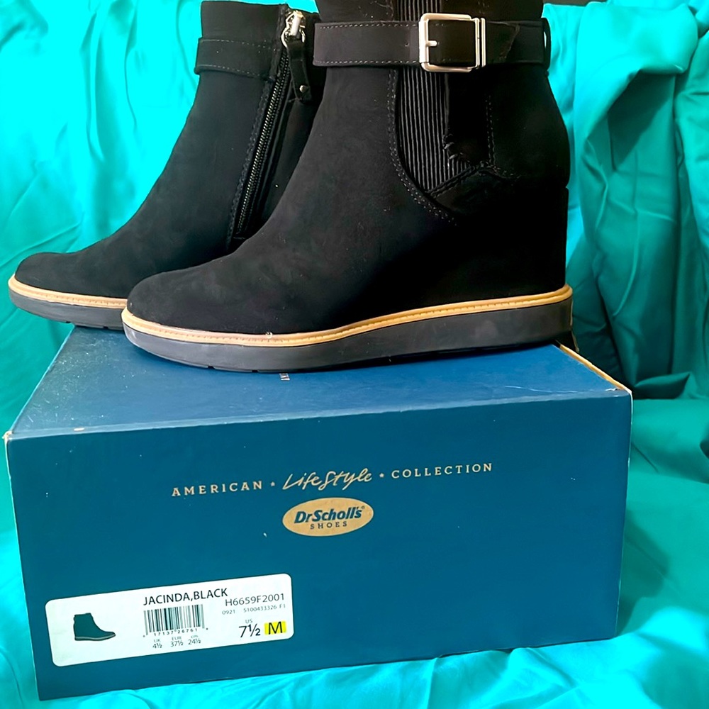 Dr. Scholl’s Jacinda black wedge bootie. Comes with original box